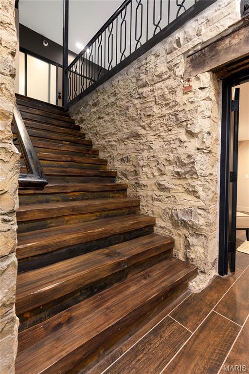 429 N Euclid Ave, Saint Louis, MO 63108 - view of stairway