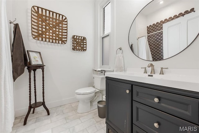 full bathroom featuring toilet, baseboards, vanity, and a shower with curtain