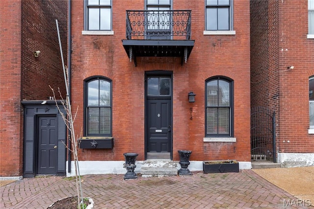 914 Russell Blvd, Saint Louis, MO 63104 - entrance to property featuring a balcony and brick siding