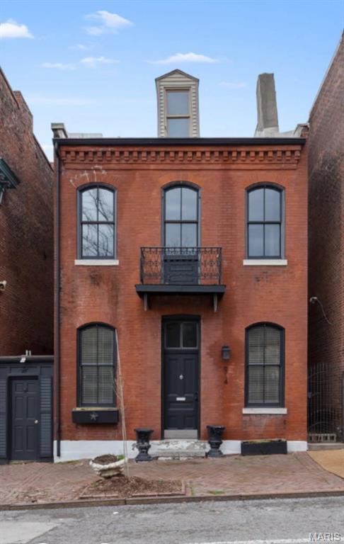 914 Russell Blvd, Saint Louis, MO 63104 - view of property with a balcony and brick siding