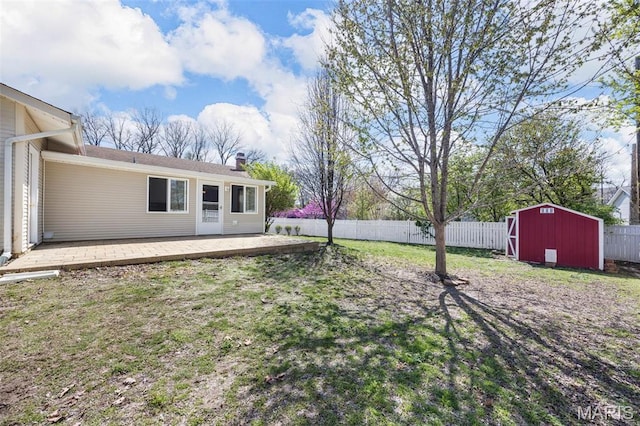 view of yard featuring a storage shed, an outdoor structure, and a wooden deck