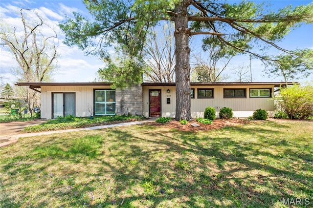 1500 Ridgewood Dr, Saint Louis, MO 63126 - view of front of home with a front lawn