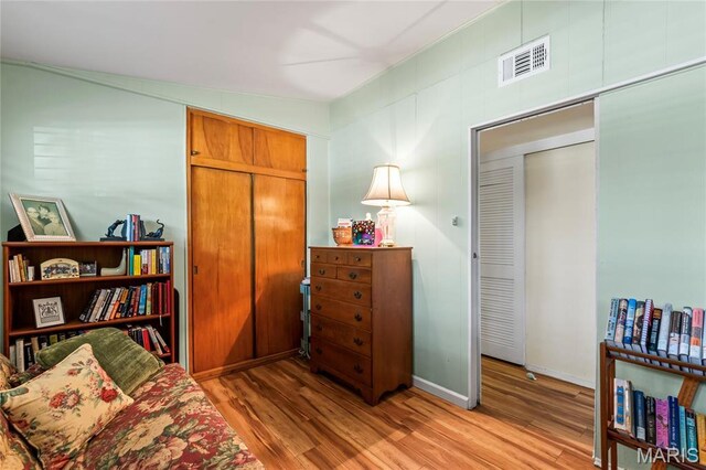 1500 Ridgewood Dr, Saint Louis, MO 63126 - living area with wood finished floors and baseboards
