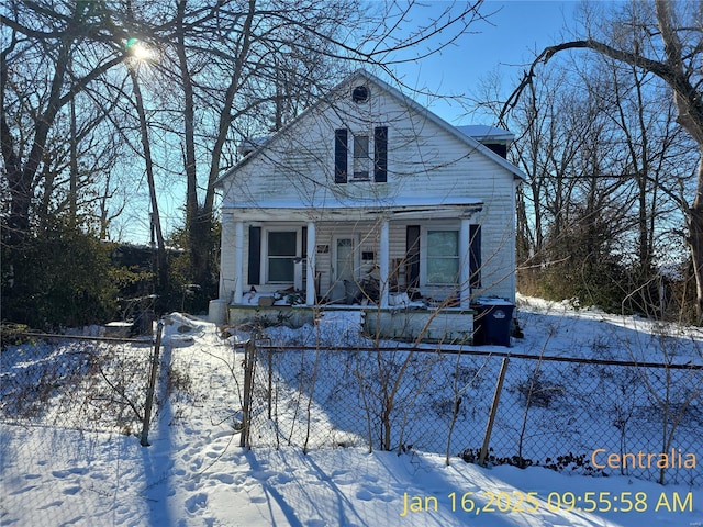 215 W 17th St, Centralia, IL 62801 - shotgun-style home featuring a fenced front yard and a porch