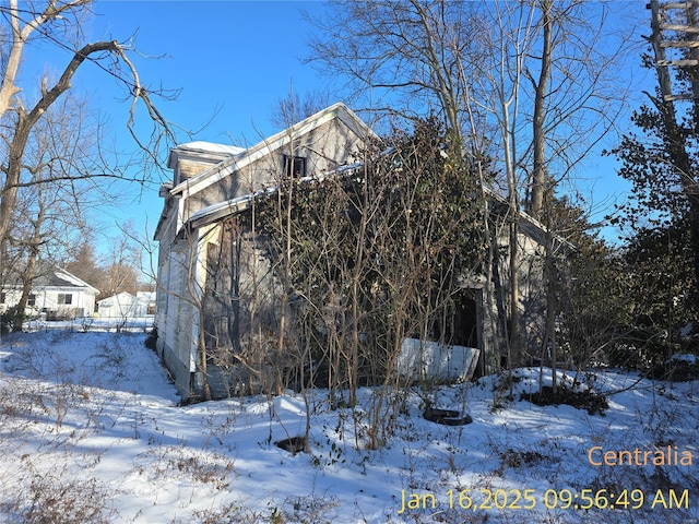 215 W 17th St, Centralia, IL 62801 - view of snowy exterior