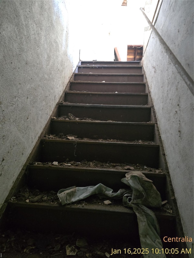 215 W 17th St, Centralia, IL 62801 - view of stairs