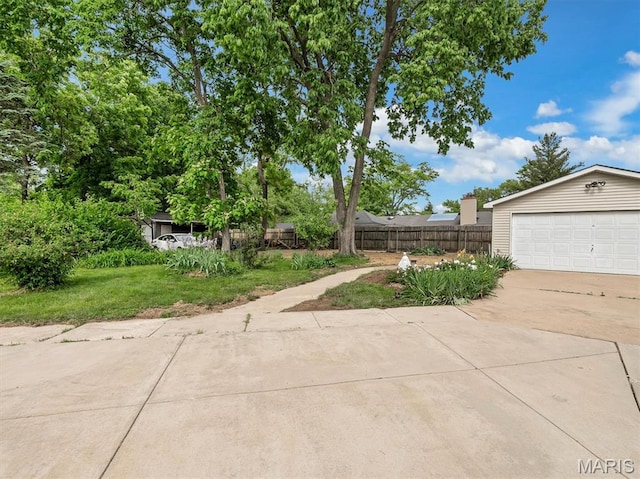 602 S Ballas Rd, Saint Louis, MO 63122 - view of yard featuring a garage and driveway