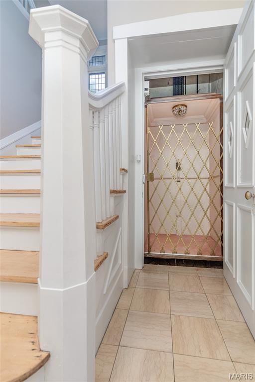 44 Kingsbury Pl, Saint Louis, MO 63112 - entryway with stairway