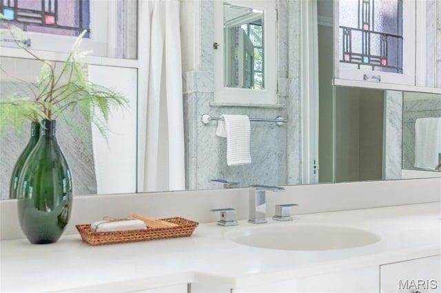 44 Kingsbury Pl, Saint Louis, MO 63112 - bathroom with vanity