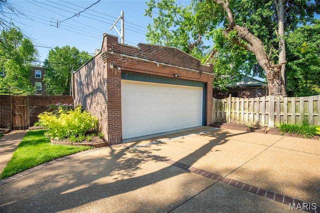 44 Kingsbury Pl, Saint Louis, MO 63112 - garage with fence