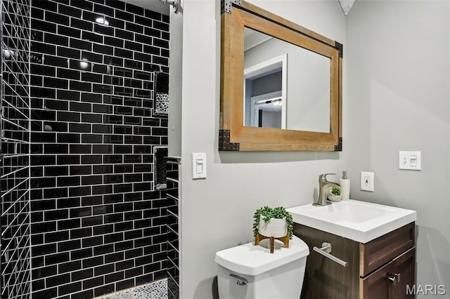 2113 Fairway Bnd, Chesterfield, MO 63017 - bathroom featuring tiled shower, vanity, and toilet