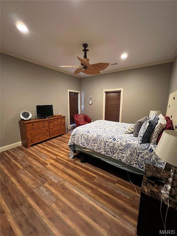 bedroom featuring ornamental molding, hardwood / wood-style floors, recessed lighting, baseboards, and a ceiling fan
