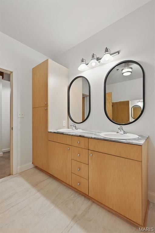 901 Washington Ave Unit 310, Saint Louis, MO 63101 - full bath with double vanity and baseboards