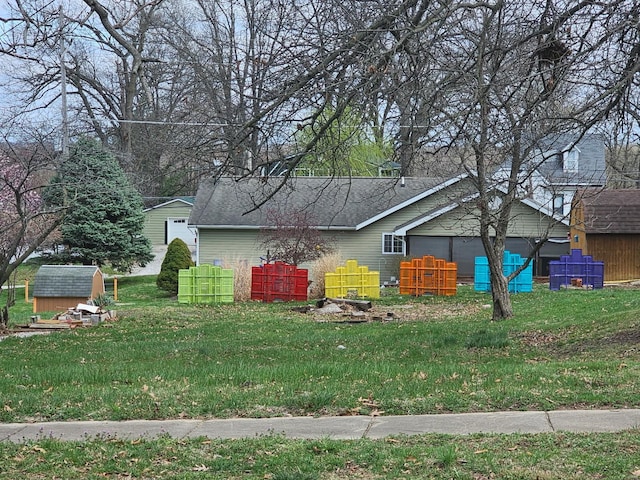 1501 S Main St, Hillsboro, IL 62049 - view of grassy yard featuring a shed and an outbuilding