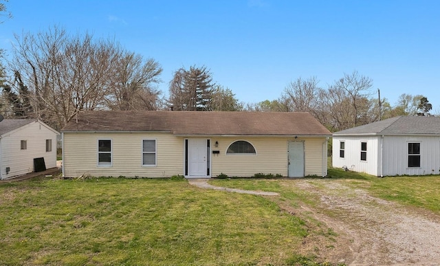 47 E Adams Dr E, St Louis, IL 62206 - view of front facade with driveway and a front lawn