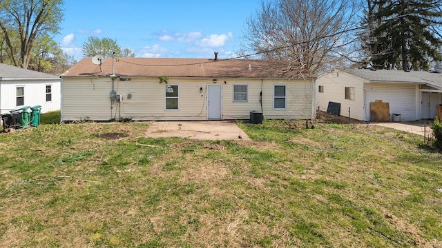 47 E Adams Dr E, St Louis, IL 62206 - back of house featuring a patio and a lawn