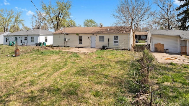 47 E Adams Dr E, St Louis, IL 62206 - rear view of property with a patio and a yard