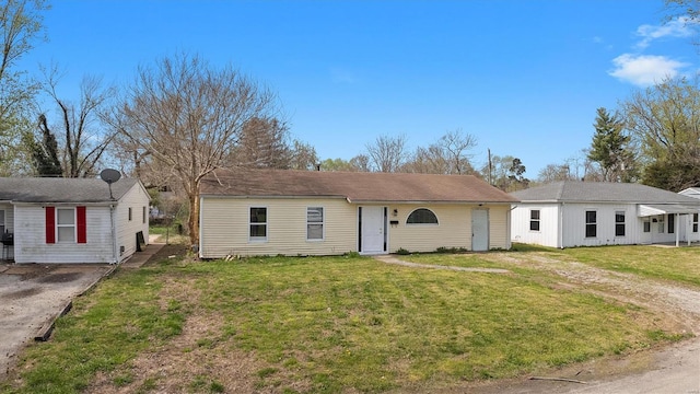47 E Adams Dr E, St Louis, IL 62206 - view of front of house with driveway and a front lawn