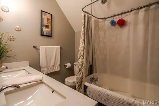 762 Crider Ln, Union, MO 63084 - full bath with lofted ceiling, shower / bath combo with shower curtain, toilet, and vanity