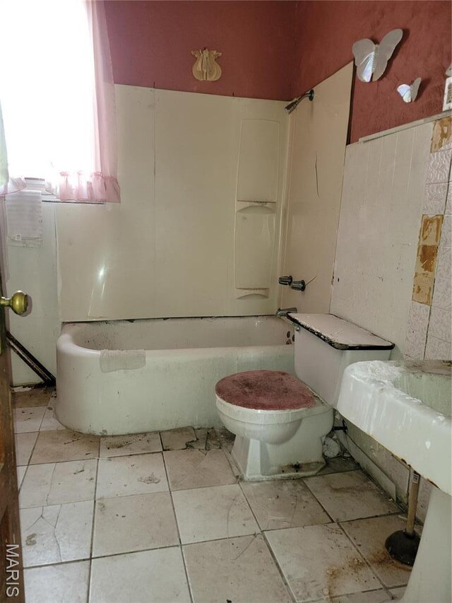 4453 Athlone Ave, Saint Louis, MO 63115 - bathroom featuring toilet and  shower combination