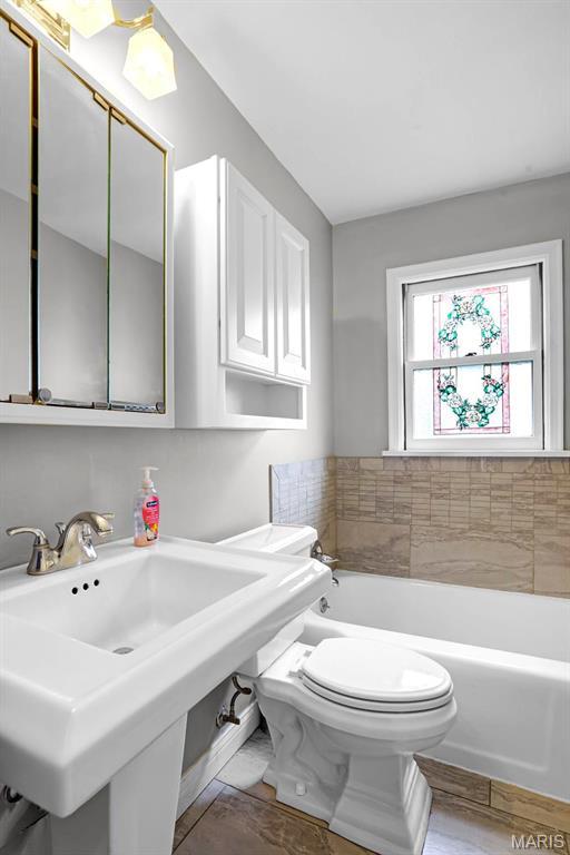 765 Pottery Tower Ln, Washington, MO 63090 - full bath with toilet, a bathtub, and a sink
