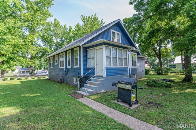 110 W Scioto St, St James, MO 65559 - bungalow-style home featuring entry steps and a front yard