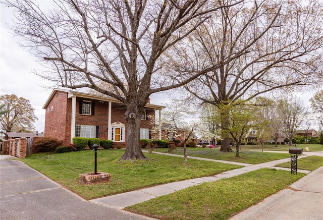 112 Summer Dr, Sikeston, MO 63801 - neoclassical / greek revival house with brick siding and a front lawn