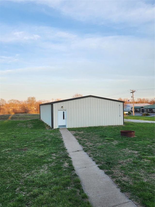 view of pole building featuring a yard