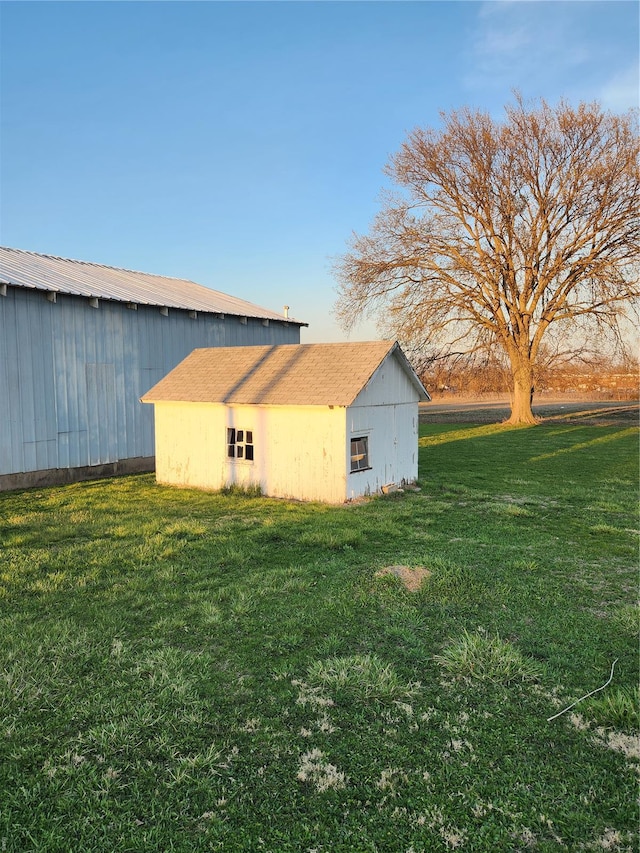 view of pole building featuring a yard