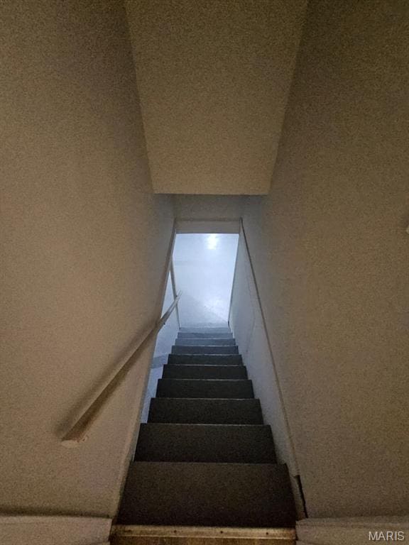 7200 Sapphire Ave, Saint Louis, MO 63136 - view of staircase