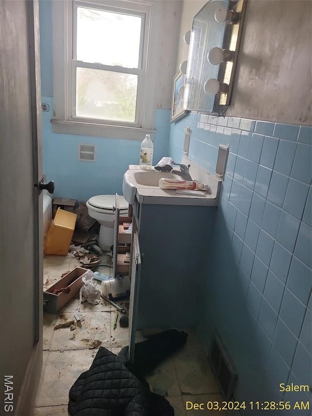 404 W Schwartz St, Salem, IL 62881 - half bathroom featuring vanity, tile walls, and toilet