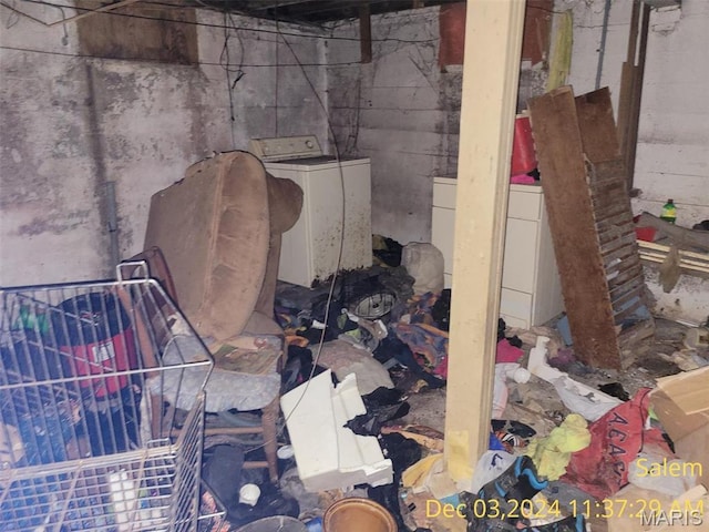 404 W Schwartz St, Salem, IL 62881 - unfinished basement featuring washing machine and clothes dryer