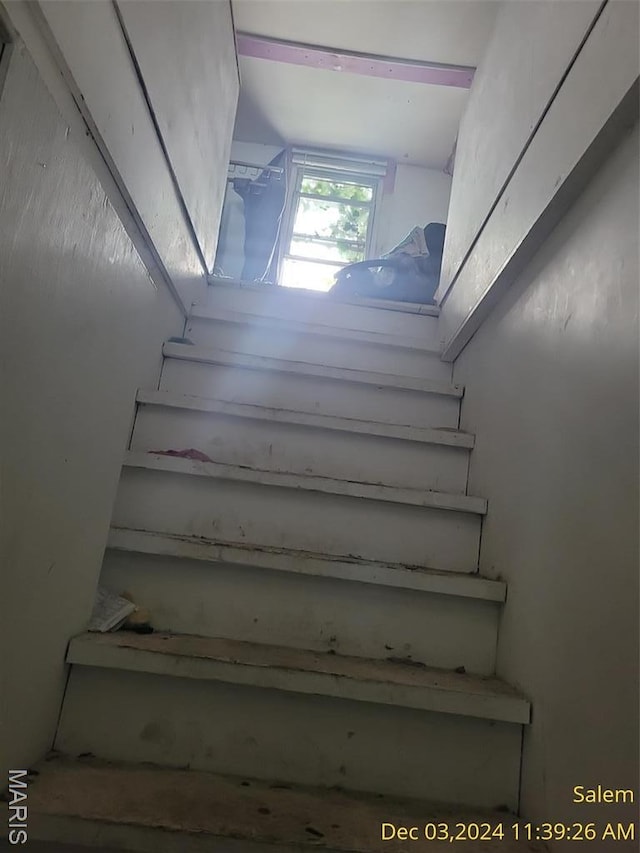 404 W Schwartz St, Salem, IL 62881 - view of staircase