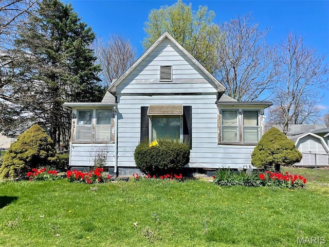 view of front of house featuring a front lawn
