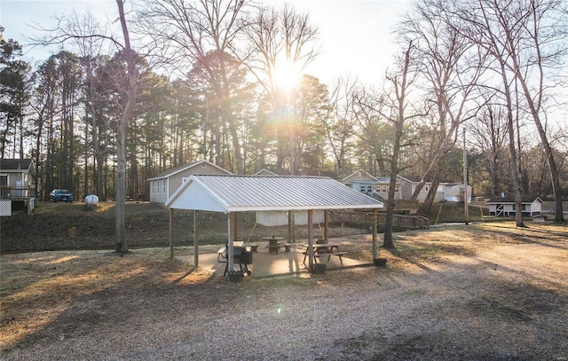 view of yard featuring view of wooded area