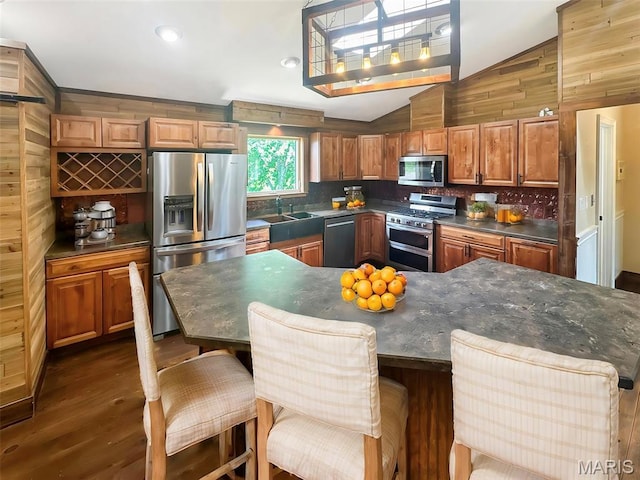 7203 Jakes Pr, Sullivan, MO 63080 - kitchen with stainless steel appliances, dark countertops, dark wood finished floors, vaulted ceiling, and decorative backsplash