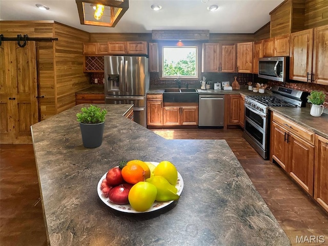 7203 Jakes Pr, Sullivan, MO 63080 - kitchen featuring stainless steel appliances, a sink, backsplash, dark wood-style floors, and vaulted ceiling