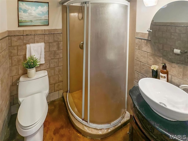 7203 Jakes Pr, Sullivan, MO 63080 - full bath featuring tile walls, a stall shower, toilet, wainscoting, and a sink