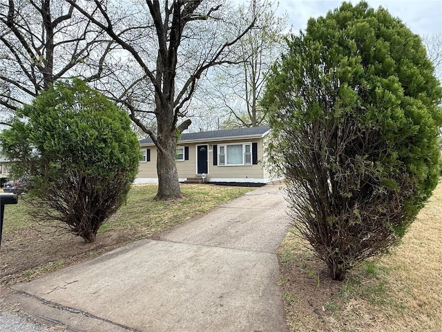 1418 Broadlawns Ln, Saint Louis, MO 63138 - ranch-style house with driveway and a front yard