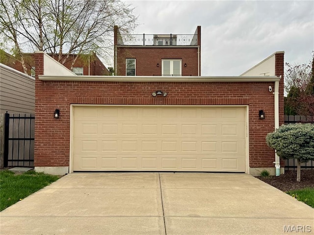 1212 Dolman St, Saint Louis, MO 63104 - garage featuring concrete driveway