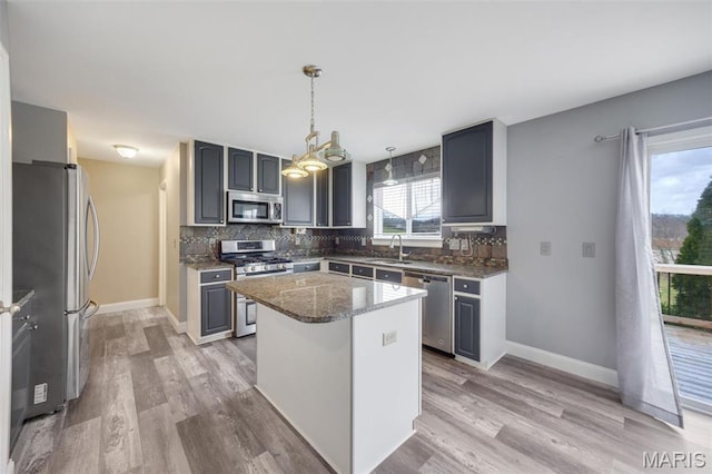 1008 Baypointe Dr, Imperial, MO 63052 - kitchen featuring stainless steel appliances, tasteful backsplash, and light wood finished floors