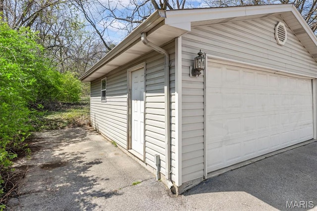 1825 S New Florissant Rd, Florissant, MO 63031 - view of side of home featuring a garage