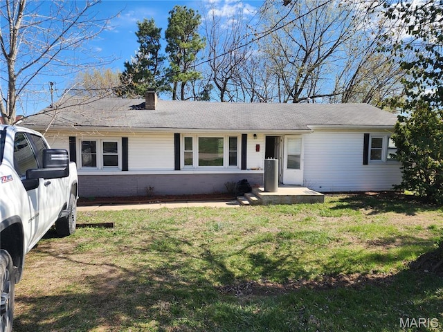 406 Locust St, Richland, MO 65556 - single story home featuring brick siding, a front lawn, and a chimney