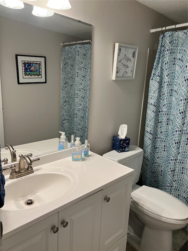 572 Coeur De Royale Unit 103, Creve Coeur, MO 63141 - bathroom with toilet, a textured ceiling, vanity, and curtained shower