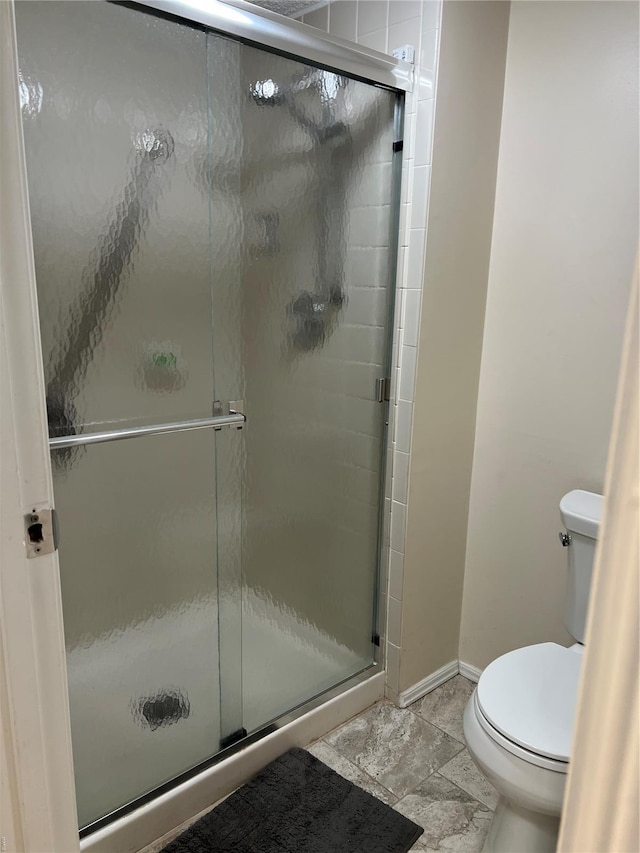 572 Coeur De Royale Unit 103, Creve Coeur, MO 63141 - bathroom featuring toilet, a shower stall, and baseboards
