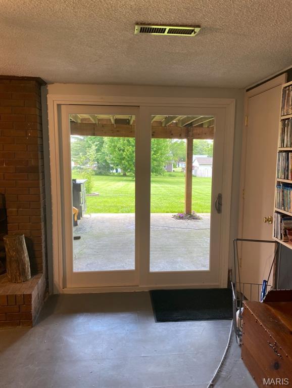 705 Linder Blvd, Greenville, IL 62246 - entryway with a textured ceiling