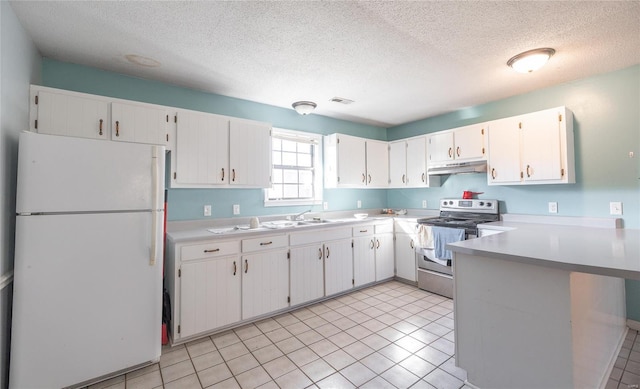 kitchen featuring freestanding refrigerator, stainless steel range with electric cooktop, under cabinet range hood, a peninsula, and a textured ceiling
