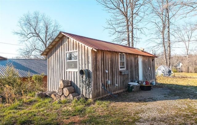 view of outdoor structure featuring an outbuilding