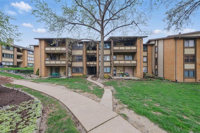 view of apartment building / complex