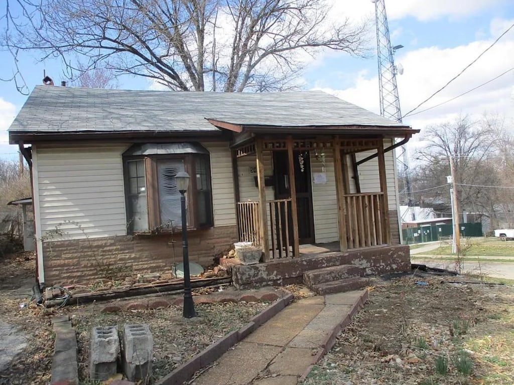 5475 Janet Ave, Saint Louis, MO 63136 - view of front of property with a porch and a shingled roof